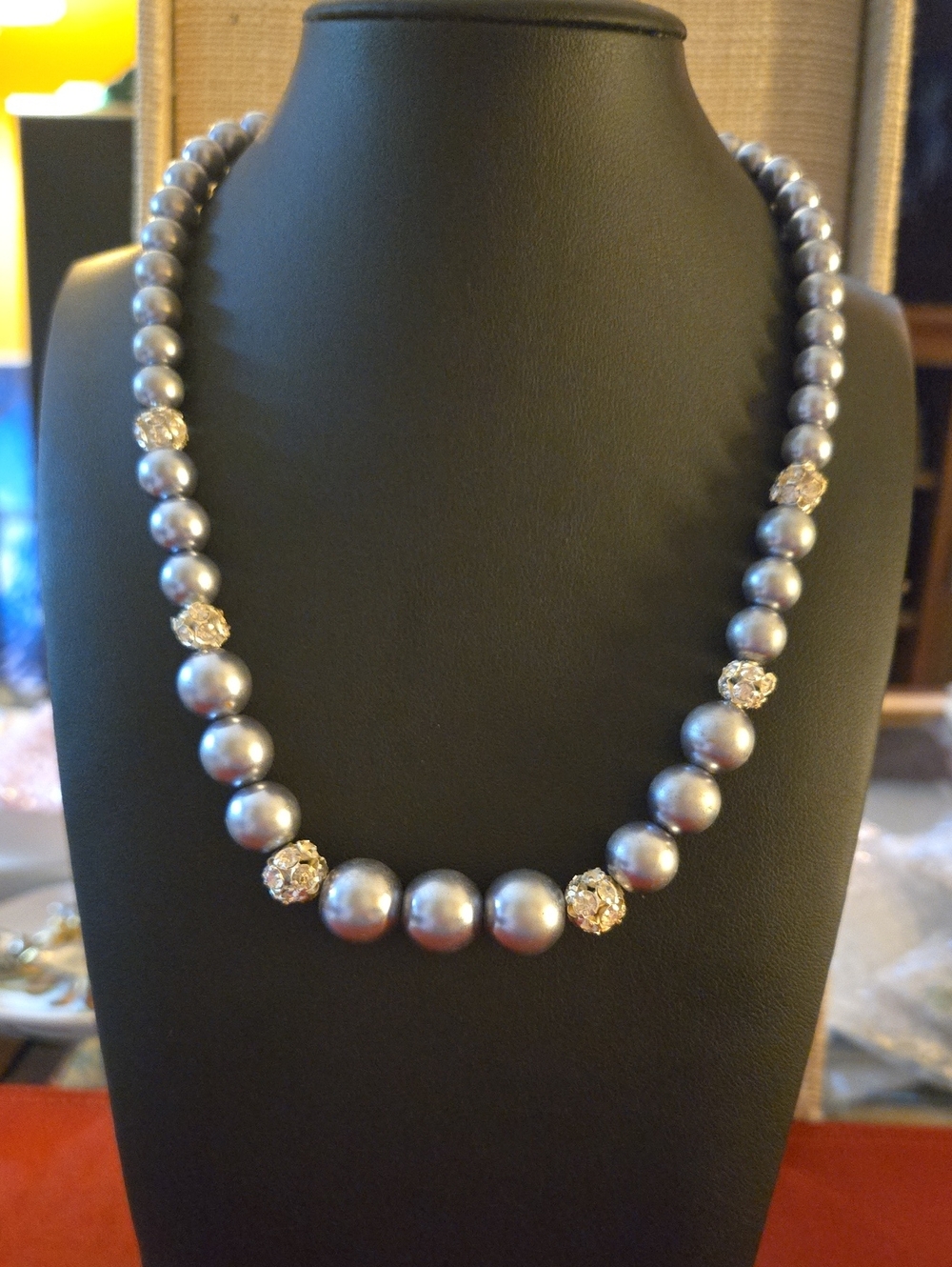 Elegant Silver-Gray Pearl Choker Necklace with Crystal Accent Beads